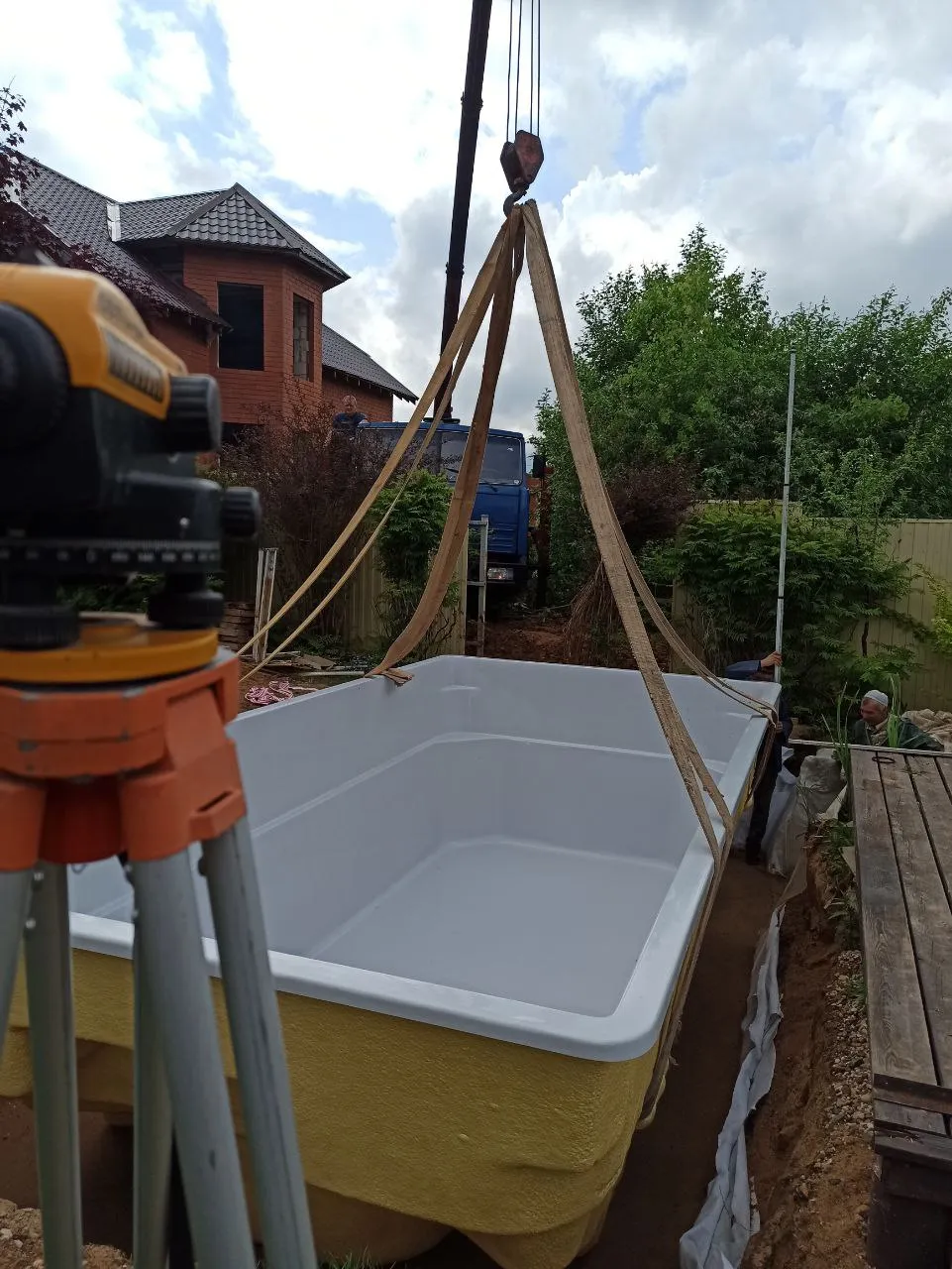 Доставка чаши краном