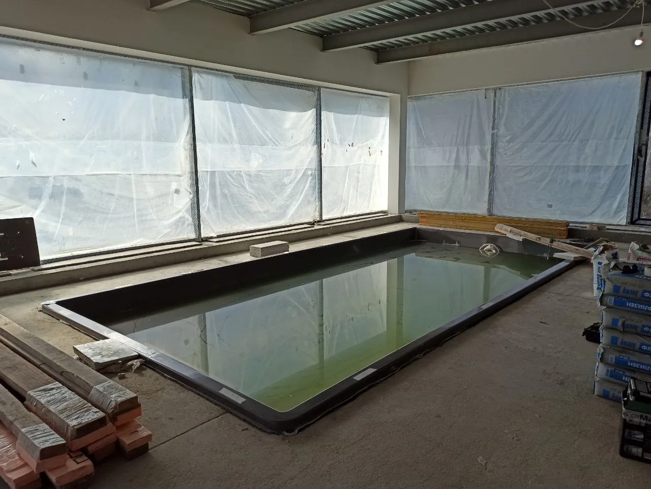 Крытый бассейн в помещении